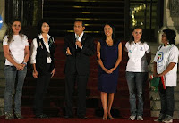 Presidente peruano, acompanhado da esposa e representantes de entidades, discursa no Dia do Autismo.