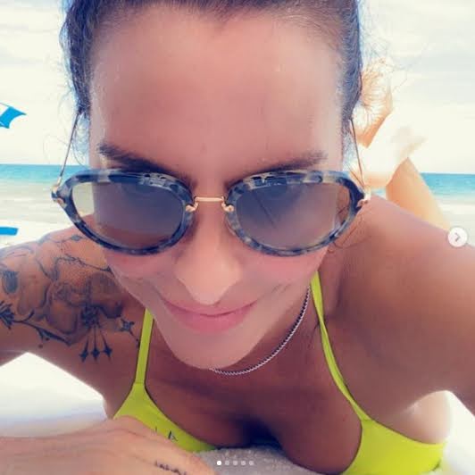  Kate del Castillo y su sexy bikini neón en la playa