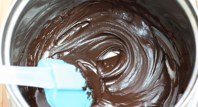 Tips-Mudah-Melelehkan-Coklat-Batangan-untuk-Variasi-Kue