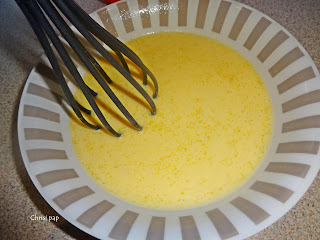 κουπα που εχει ανακατευτεί το γάλα και τα αυγά για τη συνταγή pancakes