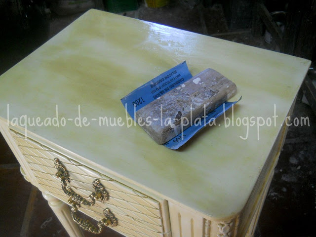 Pulir mueble con lija al agua