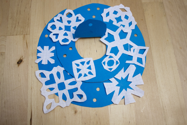 twirly whirly paper snowflake mobile- such a fun kids winter snow craft!