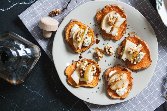 Crostini di patate dolci con formaggio, pere e aceto balsamico