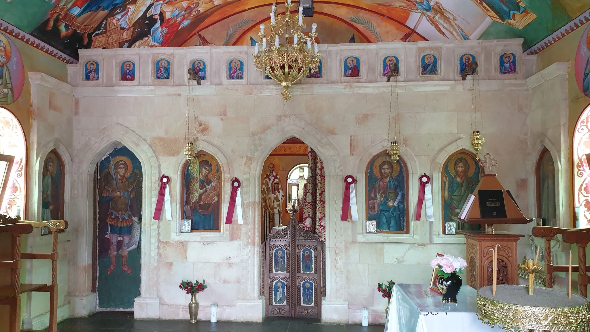 Iconostasis that separates the nave and the sanctuary