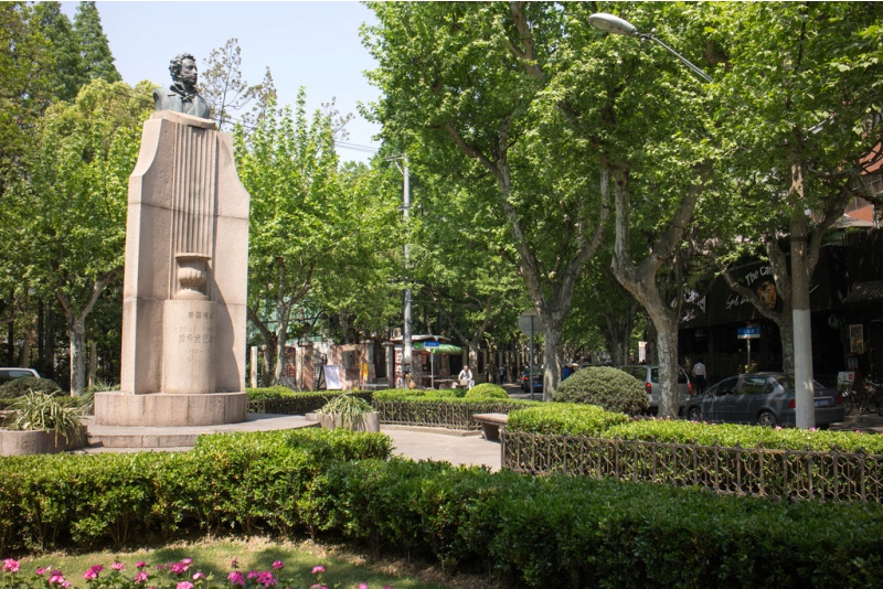 Памятник пушкину в китае