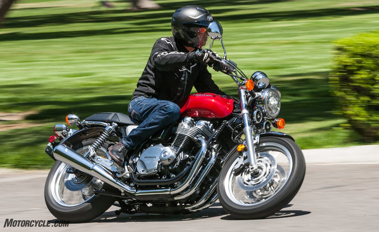 Honda cb1100 с мотоциклистом