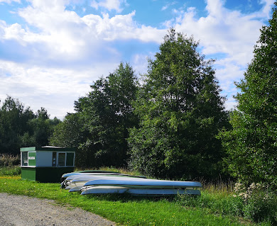 Jertan sillan lähellä sijaitsee Raision Pinskujen kanoottien vuokrauspiste. Siitä saa heinäkuussa vuokrattua todella edulliseen hintaan (5 euroa) kanootin.