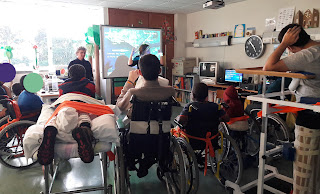 Oito  alunos escutam as informações fornecidas pela equipa do Farol Museu de Santa Marta