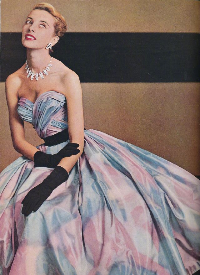 25 Gorgeous Photos of ’50s Classic Beauties in Taffeta Dresses ...