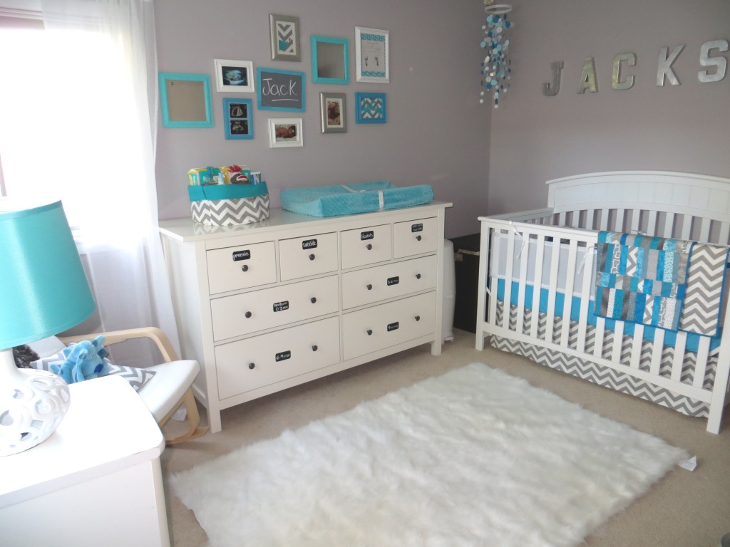 Cuarto de bebe en gris y turquesa