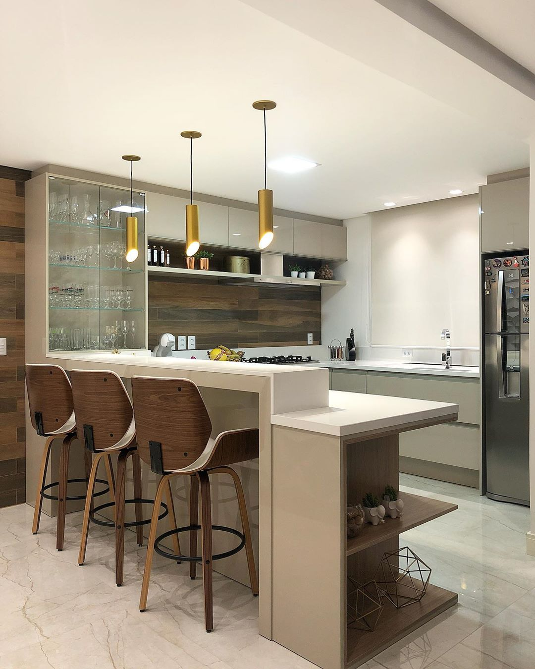 Cozinha sem mesa com cristaleira e parede de gesso 3D! Decor Salteado