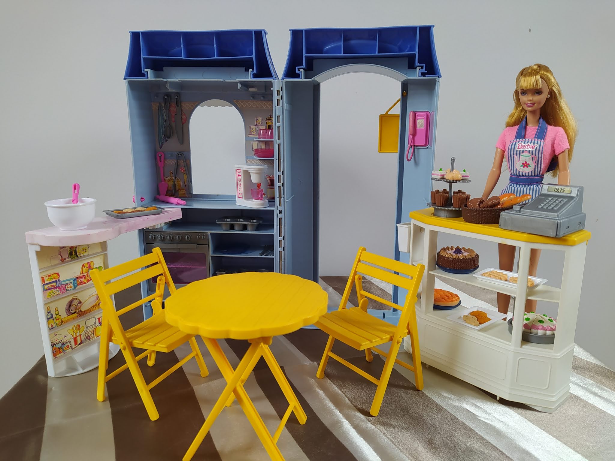 Coffee and Dolls EN Barbie Bake Shop and Cafe 1998 and Sweet Treats