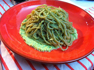 spaghetti di alga kombu con pesto di zucchine mandorle e zenzero