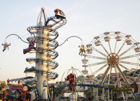 Resultado de imagem para space moon montanha russa