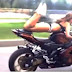 Veja o que essa garota faz enquanto pilota a moto