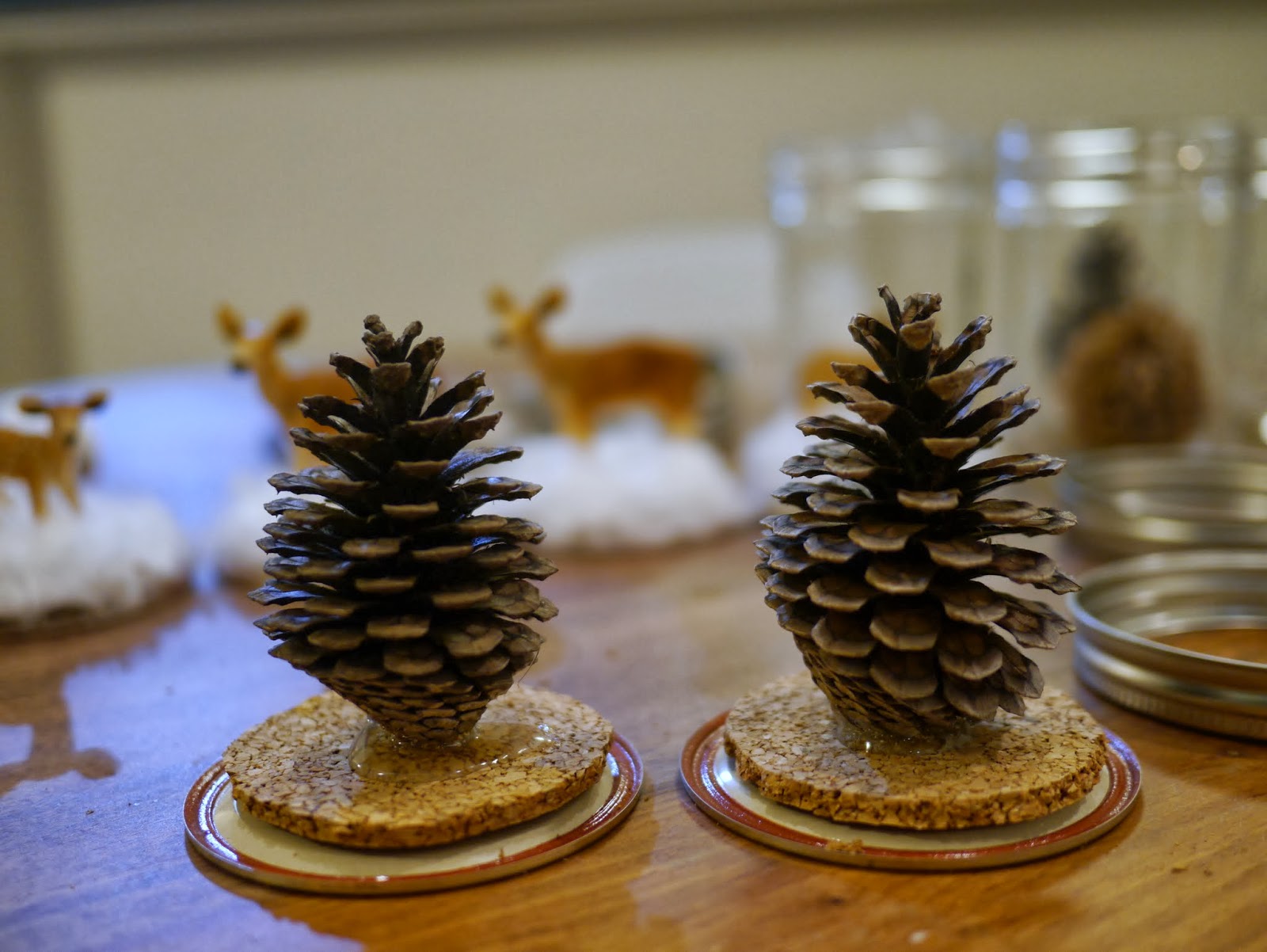 декор из шишек для дома. стол из шишек своими руками. новогодний декор из шишек. букет из шишек. новогодние украшения из шишек.