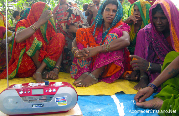 Mujeres escuchando radio cristiana en la India