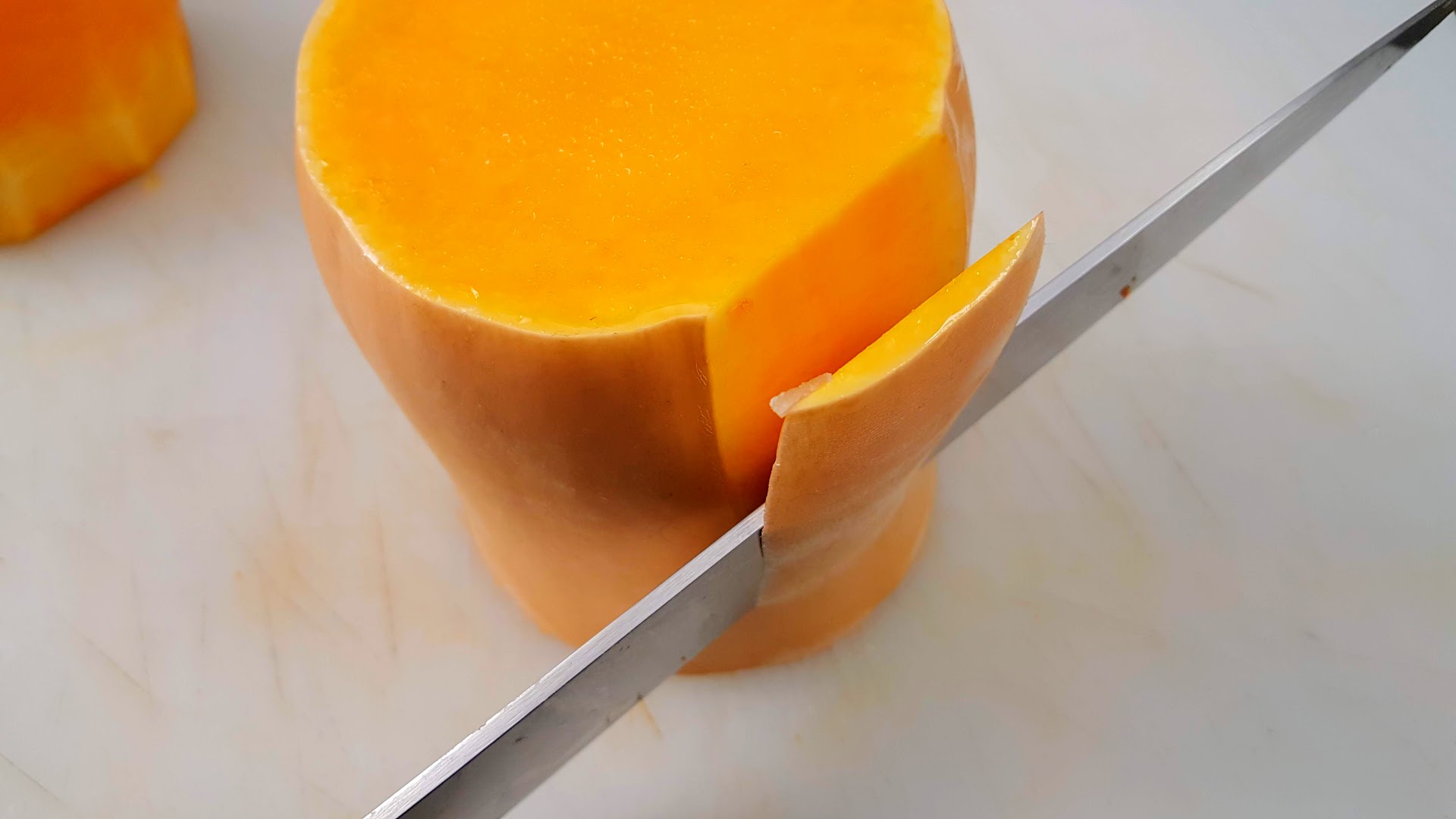 Éplucher et vider une courge butternut
