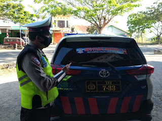 Bangun Kesadaran Warga, Satlantas Polres Jeneponto Tempel Stiker “Ayo Pakai Masker” di Kendaraan Dinas dan Umum