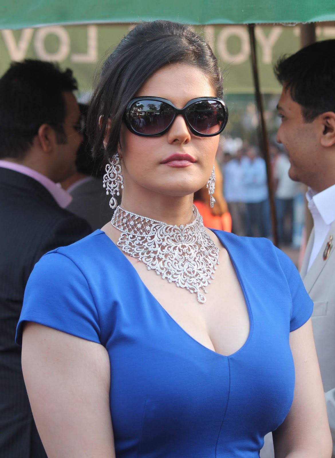 Zarine Khan Sexy In Blue Skirt At The Gitanjali Race Event