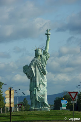 La riproduzione della scultura di Bartholdi tra Colmar e Strasburgo