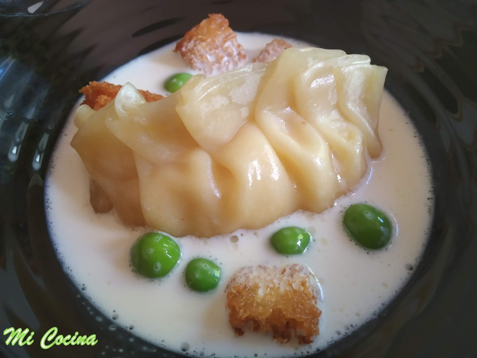 GYOZA RELLENA DE PESCADO Y LANGOSTINOS CON AROMA DE VINO FINO AMONTILLADO SOBRE GAZPACHUELO CON CHICHAROS Y PAN FRITO