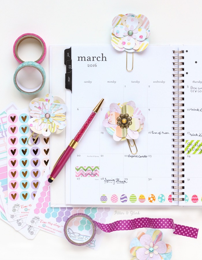 DIY Flower Planner Clips: Make cute floral planner clips from paper! An easy way to add personality to your planner. | www.pitterandglink.com