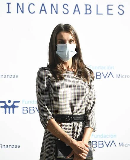 Queen Letizia wore a checked dress from Pedro del Hierro, and black pumps from Manolo Blahnik, and a belt from Burberry. Carolina Herrera