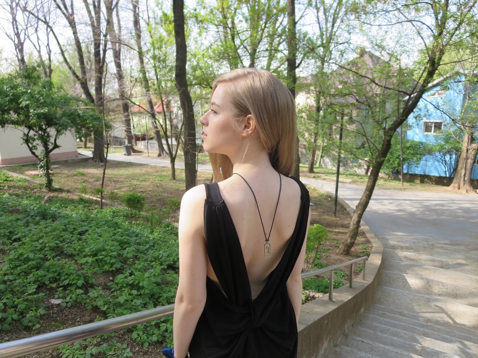 Blue ribbon & open back shirt Carina Vardie