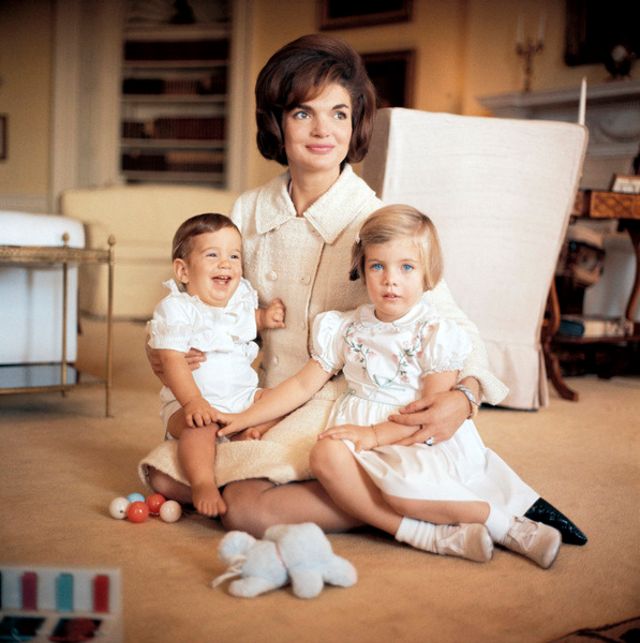 Lovely Photos of Jacqueline Kennedy With Her Children at the White ...
