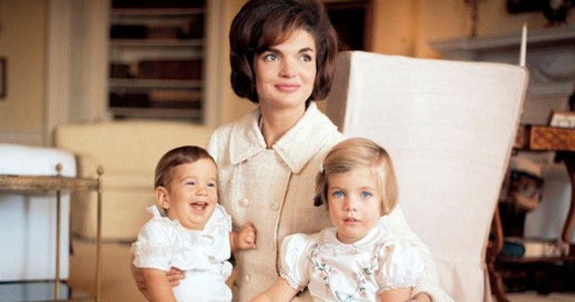 Lovely Photos of Jacqueline Kennedy With Her Children at the White 