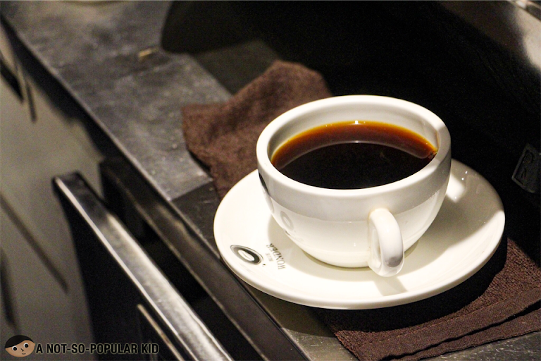 Preparing the coffee in Blue Wonder Cafe, Cartimar