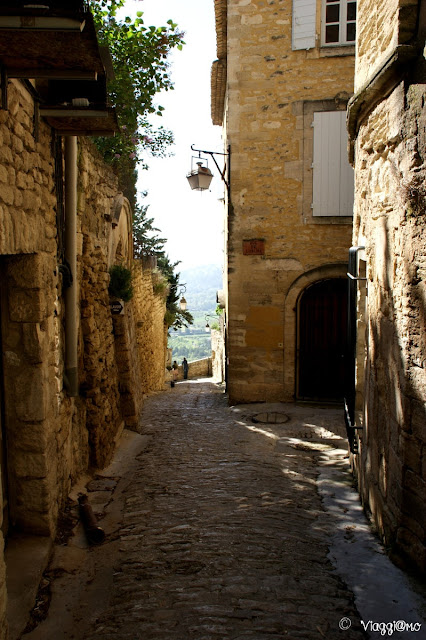 Strade e case in pietra del villaggio