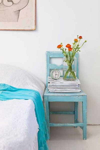 Una silla como mesita de noche