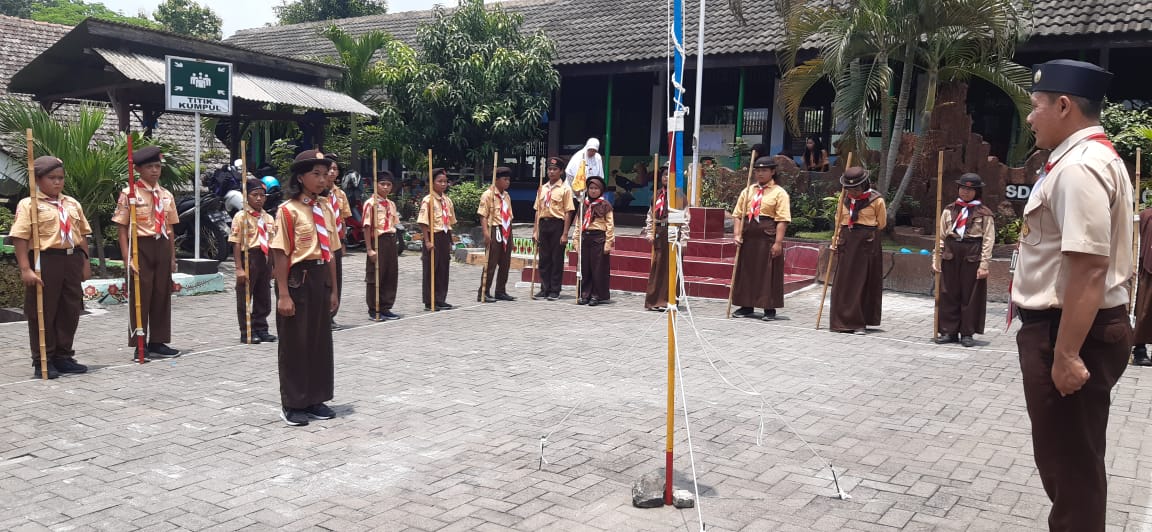 Serangkaian Gambar Yang Mengandung Narasi Atau Literatur