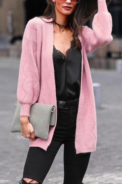 Change up your look with a variety of fabrics and textures. Mix colors, patterns, and cardigan lengths to really make your look pop. Here are 26 Breathtaking Cardigan Styles that are Chic and Warm. Winter outfits via higiggle.com #cardigan #winterstyle #knit #sweater