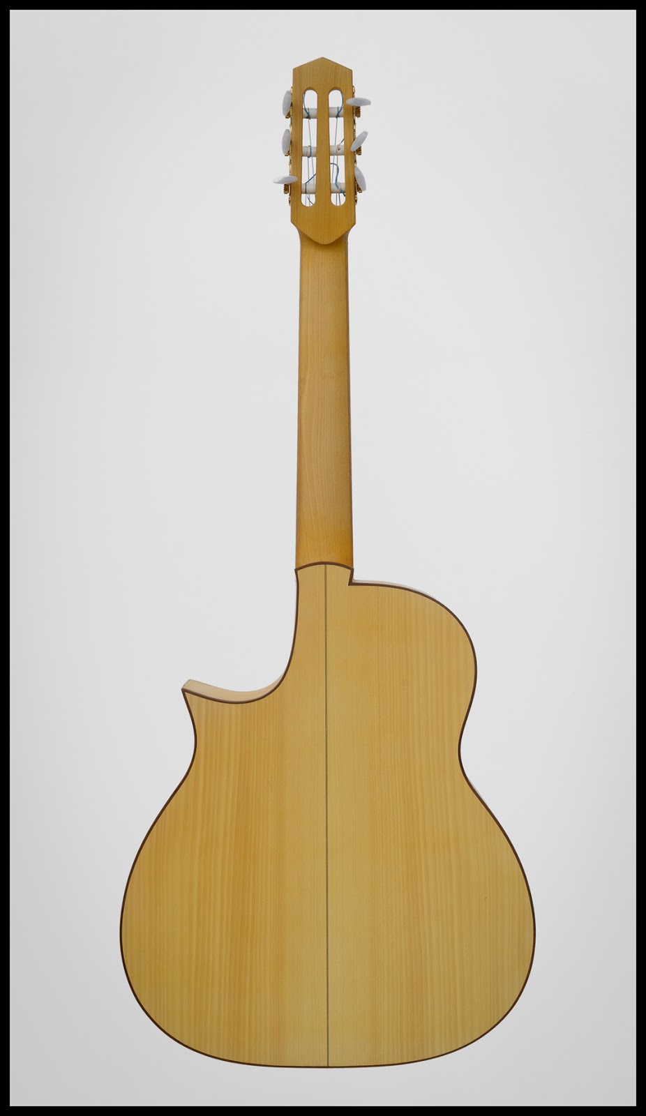 Guitarras custom construídas por Rodolfo Cucculelli, Luthier “Grande Bouche” Nylon string jazz