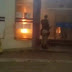 Homem é detido suspeito de incendiar agência bancária e diz que queria chamar atenção por estar passando fome
