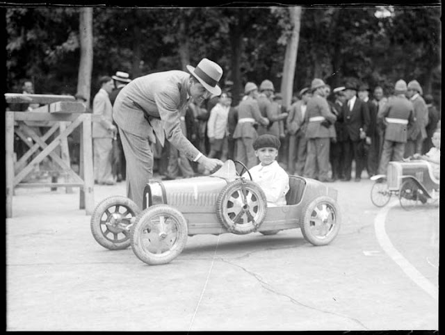 Participante de la carrera de coches infantil en el Retiro (¿Joaquín Palacios?)
