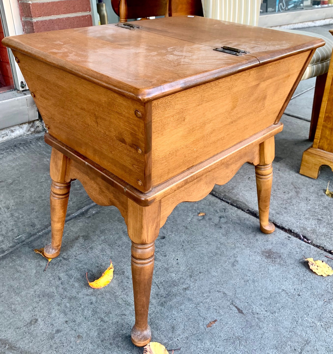UHURU FURNITURE COLLECTIBLES SOLD 102535 Top Loading Colonial End