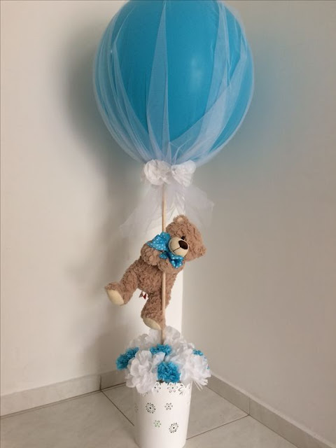 Idee decor masa botez tematic ursulet cu balon si pompom