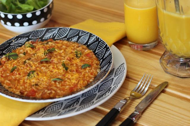 Risoto de tomate com manjericão