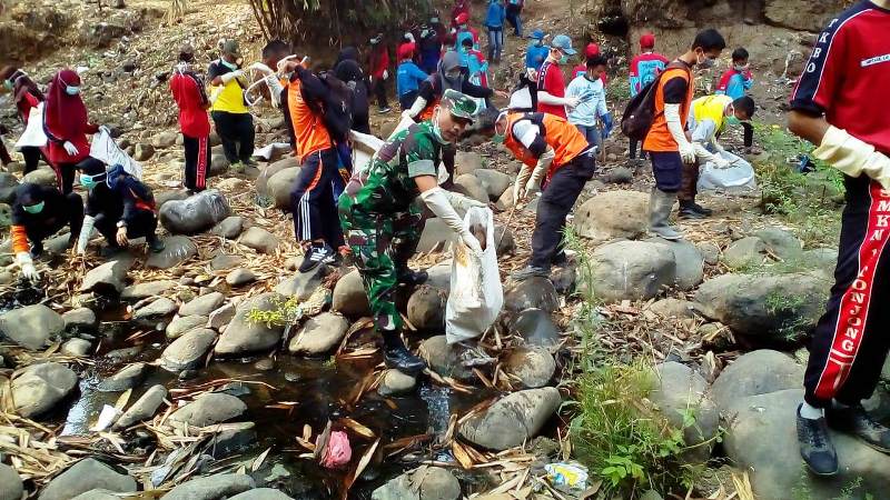 Ratusan Orang Di Tonjong Brebes Berebut Sampah Di Kali Kalong