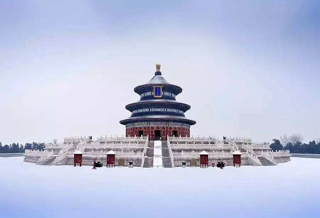 Thiên Đàn hay đàn thờ Trời ở nội thành được xem là khu đền thờ tự của các hoàng đế linh thiêng nhất Bắc Kinh. Ngôi đền là kiệt tác về kiến trúc và cảnh quan được UNESCO công nhận Di sản Văn hoá Thế giới. Lớp tuyết trắng tạo nên khung cảnh trầm mặc, cổ kính. Điểm đến này là một trong những cái tên nổi bật được nhiều du khách lựa chọn trong chuyến du lịch mùa đông. 