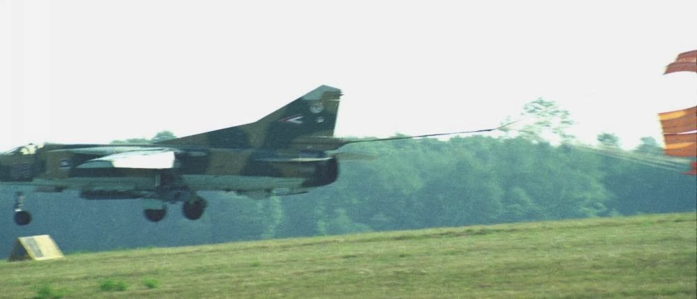 MIG-23+PAPA+AIRE+PARACAIDAS+1.jpg