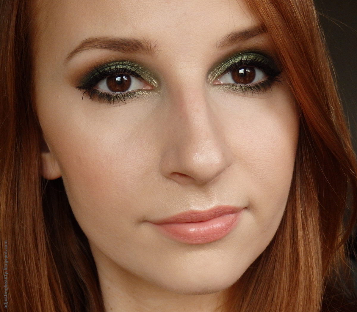 Forest green eye makeup - Adjusting Beauty