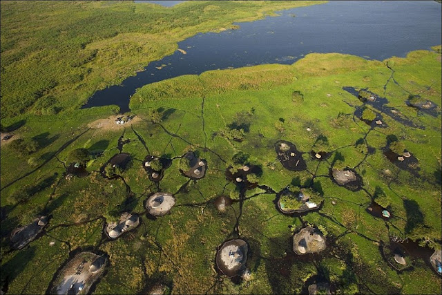 Судд, одно из крупнейших в мире болот, Южный Судан. Даже тут люди как-то живут! (фото: Yann Arthus Bertrand, WikiCommons, CC BY-SA 4.0)