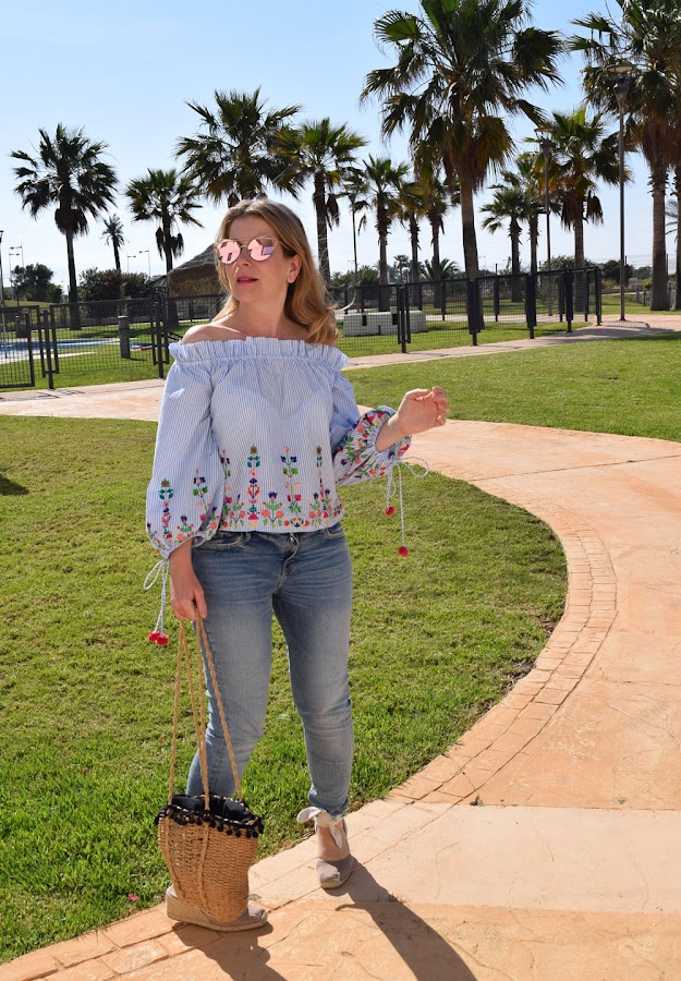 vaqueros_homros_aire_out_shoulders