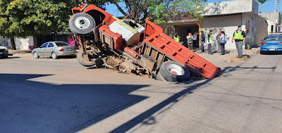 Camión de volteo ca en un socavón en céntricas calles de Los Mochis, Sinaloa