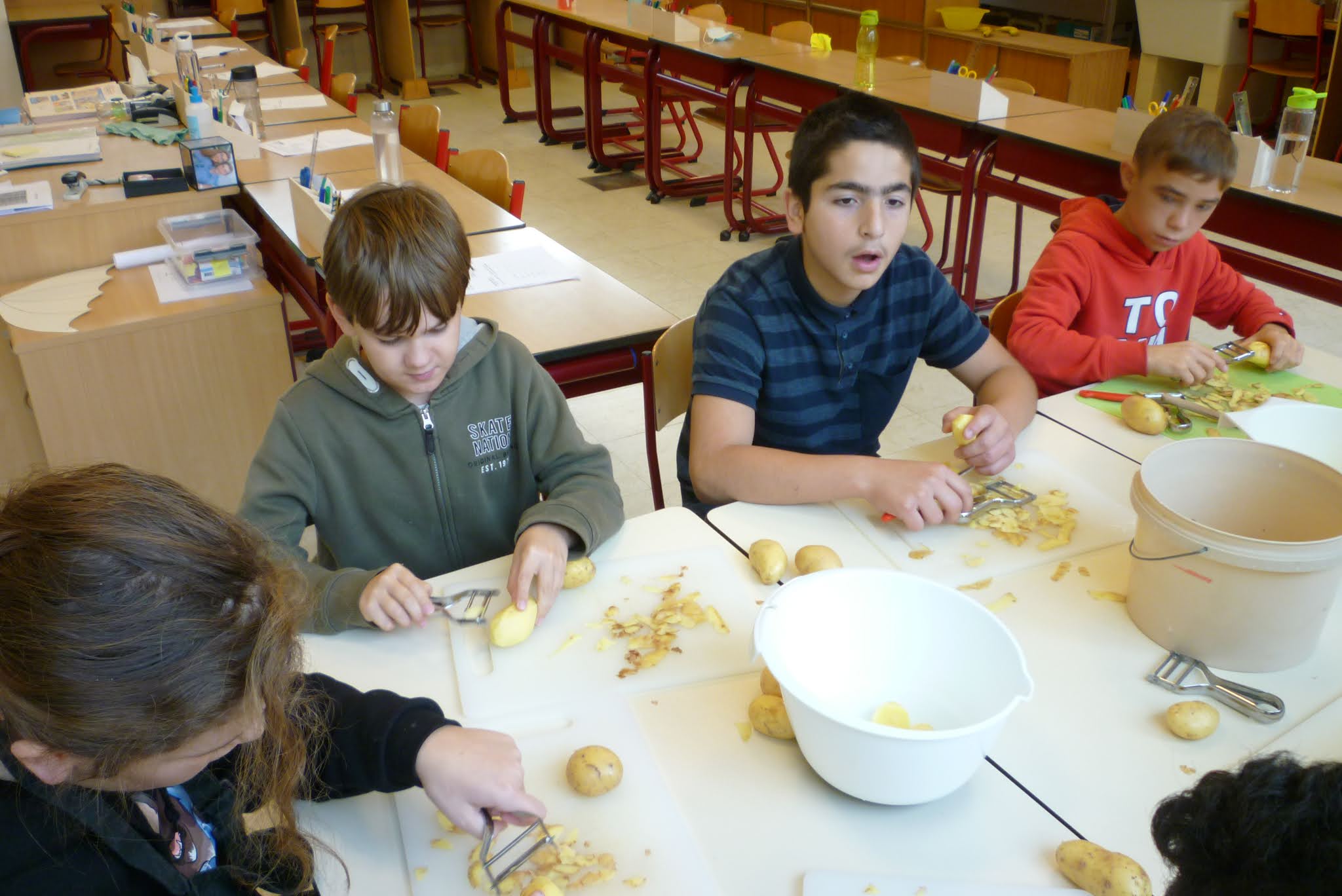 Juf Heidi Koken in de klas.